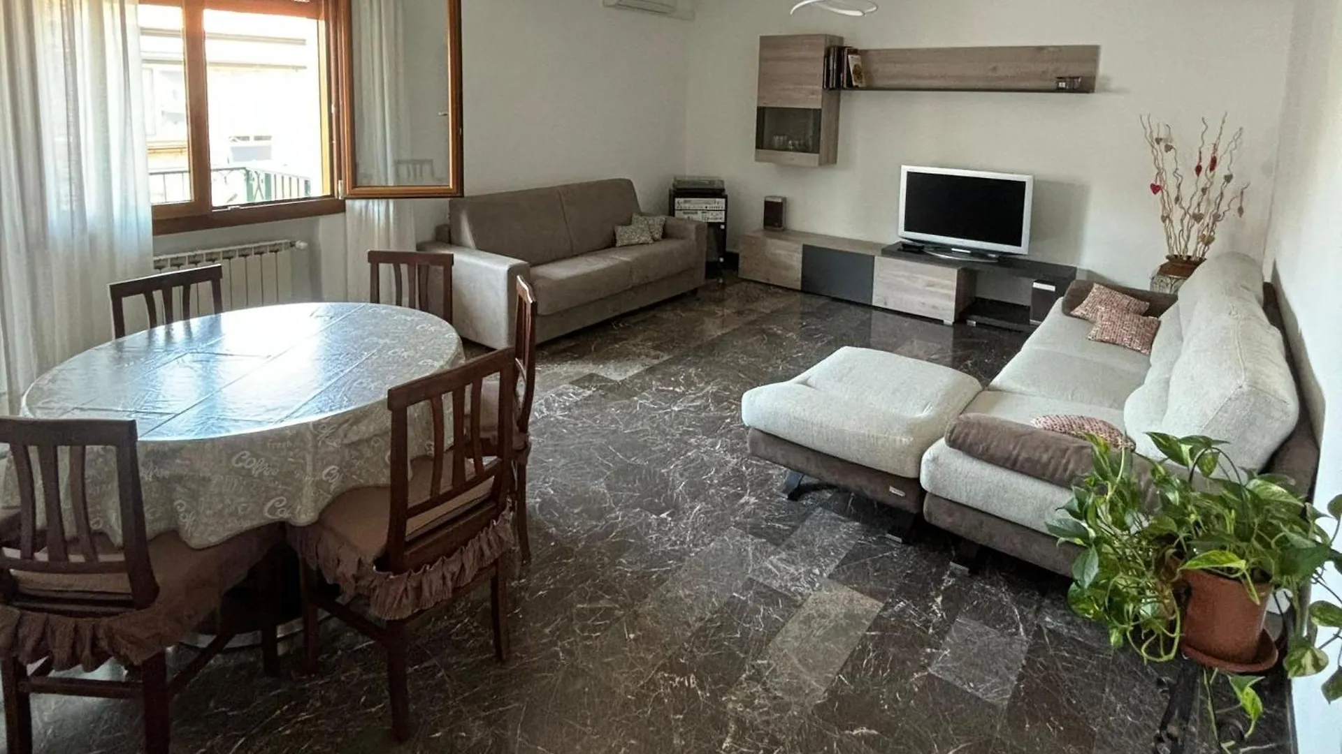 Chez Regina, Feel At Home! Mestre